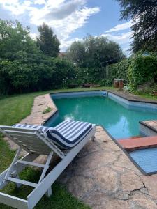 un sillón junto a la piscina en Casa grande con pileta zona B. los Troncos/Playa chica en Mar del Plata