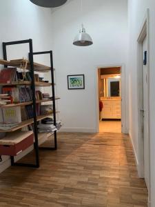 sala de estar con estante de libros y pasillo en Casa grande con pileta zona B. los Troncos/Playa chica en Mar del Plata