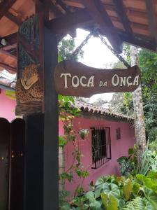 a sign that reads toga da osa in front of a building at Toca da Onça in Penedo