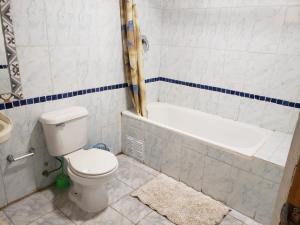 La salle de bains est pourvue de toilettes et d'une baignoire. dans l'établissement Katchi, à San Pedro de Atacama