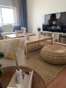 sala de estar con sofá y TV en Apartamento Luxury Mira Espanha na Guarda, en Guarda