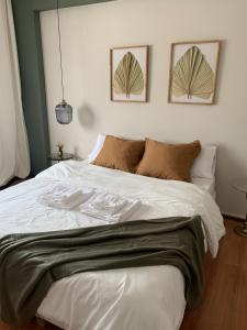 een slaapkamer met een groot wit bed met 2 foto's aan de muur bij Apartamento Luxury Mira Espanha na Guarda in Guarda