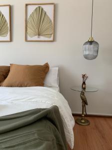 1 dormitorio con cama y mesa de cristal en Apartamento Luxury Mira Espanha na Guarda, en Guarda
