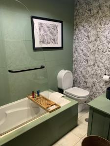 a bathroom with a bath tub and a toilet at Apartamento Luxury Mira Espanha na Guarda in Guarda