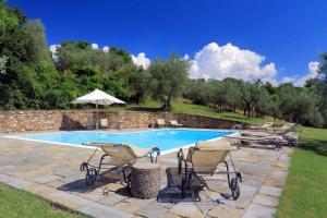 Bazén v ubytování Castello di Bibbione nebo v jeho okolí