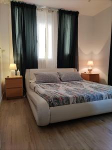 1 dormitorio con 1 cama grande y cortinas negras en HABITACION CENTRAL EN BILBAO con WIFI 57 en Bilbao