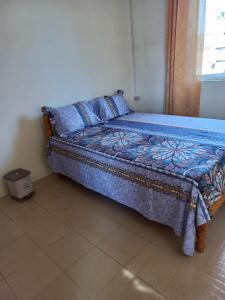 Kazkreole في Mont Blanc: غرفة نوم مع سرير مع لحاف أزرق