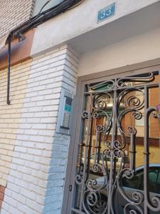 eine Tür zu einem Gebäude mit einem schmiedeeisernen Tor in der Unterkunft Room in Alicante in Alicante