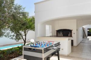 Πινγκ πονγκ στο Charming Villa in Gagliano del Capo with Private Pool ή εκεί κοντά