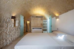 Ένα ή περισσότερα κρεβάτια σε δωμάτιο στο Charming Villa in Gagliano del Capo with Private Pool +50 φωτογραφίες