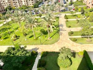 una vista aérea de un parque con palmeras en Luxurious 3 BR Rustic Apartment Overlooking Huge Garden - For Families and Couples en El Cairo