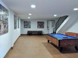 a pool table in a room with a staircase at A 15 minutos Granada piscina jacuzzi barbacoa in Güevéjar