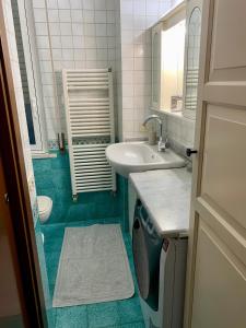 y baño con lavabo, aseo y espejo. en Ferrari House en Roma