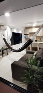 uma sala de estar com um sofá e uma rede de descanso em Peco Paradise Cumbuco Ap119 em Cumbuco