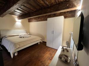 una camera da letto con un letto e un armadio bianco di Baroni Cortelli Apartments L'Aquila a L'Aquila