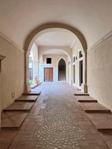 un corridoio vuoto in un edificio con arco di Baroni Cortelli Apartments L'Aquila a L'Aquila