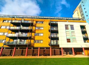 een appartementencomplex met rode palen ervoor bij Studio for Professionals Trades Relocators in Cardiff