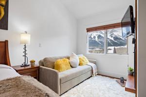 un soggiorno con un divano e una finestra di Luxury Penthouse At Solar A Resort And Spa a Canmore Altre 17 foto