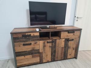 Μια τηλεόραση ή/και κέντρο ψυχαγωγίας στο Apartament Ghencea Residence 158 Floor 4