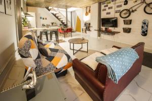 a living room with two couches and a table at Casa suig in Baena