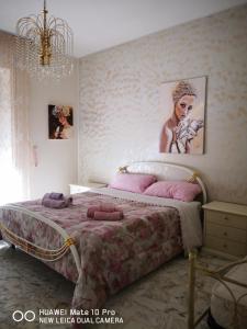 マテーラにあるCasa Maddalena familyのベッドルーム1室(壁に絵画が描かれたベッド1台付)