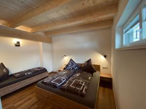 1 dormitorio con 2 camas y ventana en Alpenliebe Pitztal, en Sankt Leonhard im Pitztal