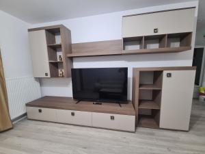Μια τηλεόραση ή/και κέντρο ψυχαγωγίας στο Apartament Ghencea Residence 158 Floor 4