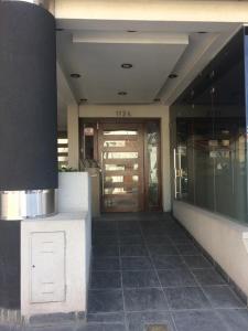 una entrada a un edificio con una puerta y un pasillo en Rincón Salteño en Salta