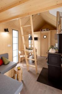 uma sala de estar com uma mesa numa pequena casa em Grimmwald Tiny House em Calden