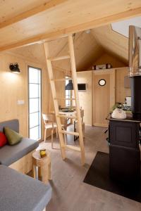 ein Wohnzimmer mit einem Tisch in einem winzigen Haus in der Unterkunft Grimmwald Tiny House in Calden