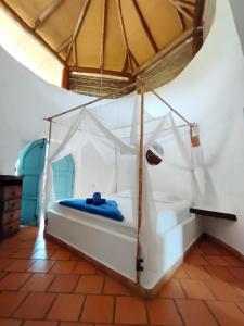NOMAD Hostal - Barichara في باريكارا: غرفة نوم بسرير في غرفة