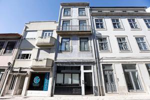 een hoog wit gebouw op de hoek van een straat bij O Aleph, irresistible duplex apt. w/AC and balcony in Porto