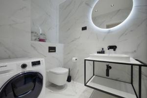 ザグレブにあるLuxury Haven in Zagrebの白いバスルーム(洗濯機、鏡付) +9枚の写真