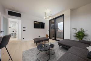 ザグレブにあるLuxury Haven in Zagrebのソファとテーブルのあるリビングルーム