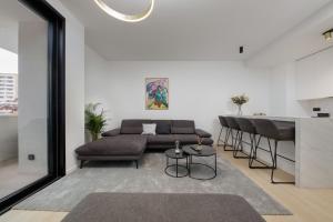 ザグレブにあるLuxury Haven in Zagrebのソファとテーブルのあるリビングルーム