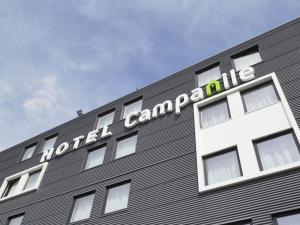 a hotel sign on the side of a building at Campanile Bordeaux Ouest - Mérignac Aéroport in Mérignac