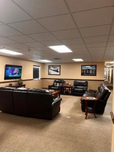a waiting room with leather furniture and a flat screen tv at Ambridge Inn in Ambridge