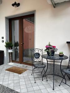 un patio con mesa y sillas frente a una puerta en Dely B&B en Arquata Scrivia