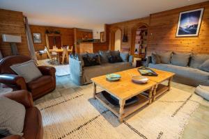 - un salon avec des canapés et une table basse dans l'établissement Belvedere 3 ski-in ski-out, à Méribel