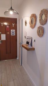 een hal met een deur en een laptop op een plank bij Le "Wood" in Annecy +24 foto's