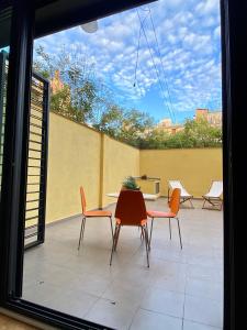 vistas a un patio con mesa y sillas en La casita de Palomar - PalomarGroup, en Valencia