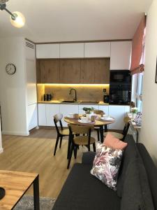 Kuchyň nebo kuchyňský kout v ubytování Apartament Pileckiego Nowy Dwór Mazowiecki Modlin Airport