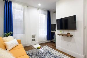 TV a/nebo společenská místnost v ubytování 69-2A PRIME Lower East Side 1br Apt Brand New