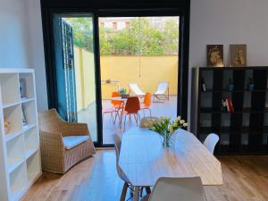 a dining room with a table and chairs at La casita de Palomar - PalomarGroup in Valencia