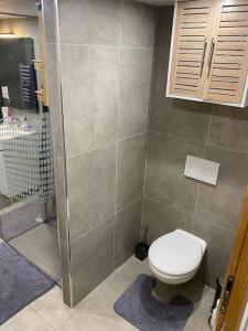 uma casa de banho com um WC e um chuveiro em CLICHY SOUS BOIS APPARTEMENT RÉCENT & CHALEUREUX em Clichy-sous-Bois