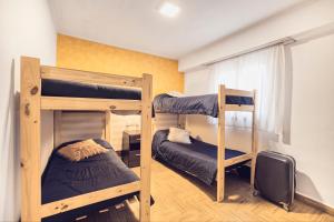 馬德普拉塔的住宿－Hostel BILL & BILL，客房设有两张双层床和一扇窗户。