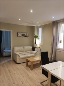 sala de estar con sofá y mesa en HABITACION CENTRAL EN BILBAO con WIFI 57 en Bilbao