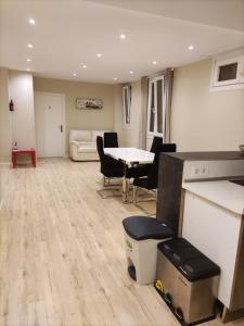 Habitación con mesa, sillas y sofá en HABITACION CENTRAL EN BILBAO con WIFI 57 en Bilbao