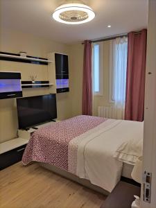 Ένα ή περισσότερα κρεβάτια σε δωμάτιο στο 57 HABITACION CENTRAL EN BILBAO con WIFI