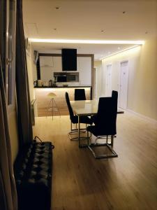 sala de estar con mesa y sillas y cocina en HABITACION CENTRAL EN BILBAO con WIFI 57 en Bilbao